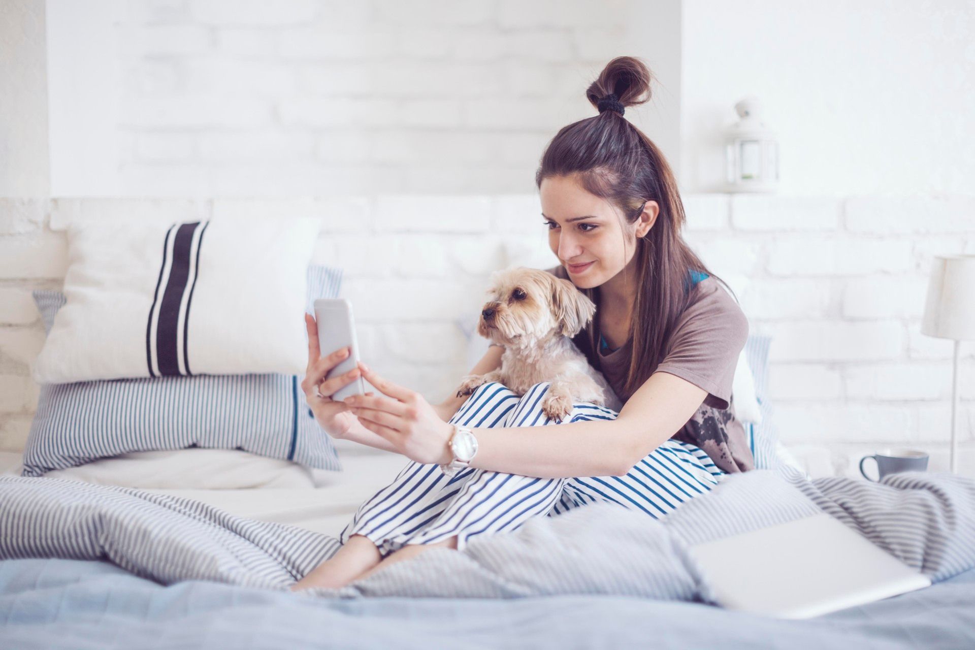femme qui utilise l'application Agria pour son animal