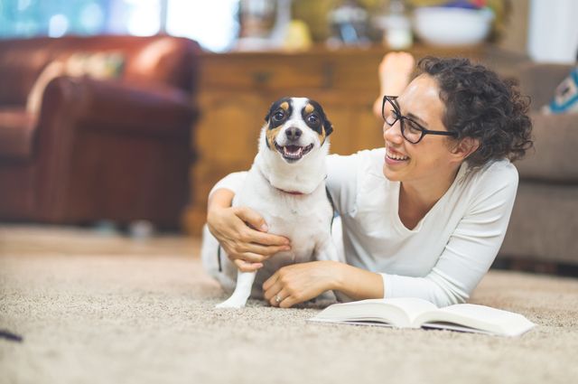 femme allongé sur le sol avec son chien à côté d'elle
