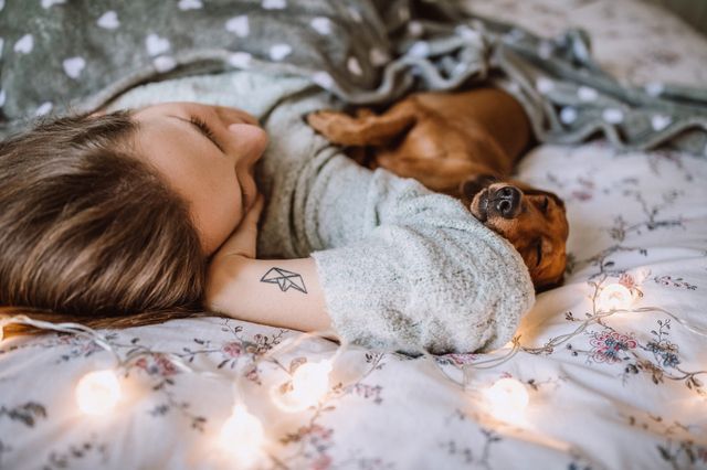 femme qui dort avec son chien