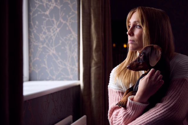 femme qui porte un teckel