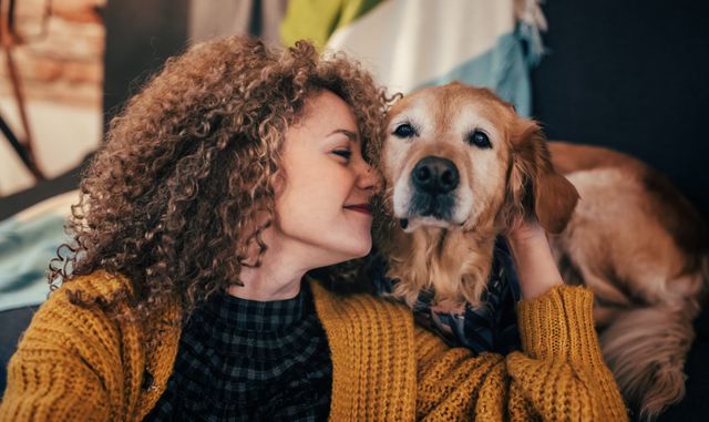 feme qui fait un bisou à un chien