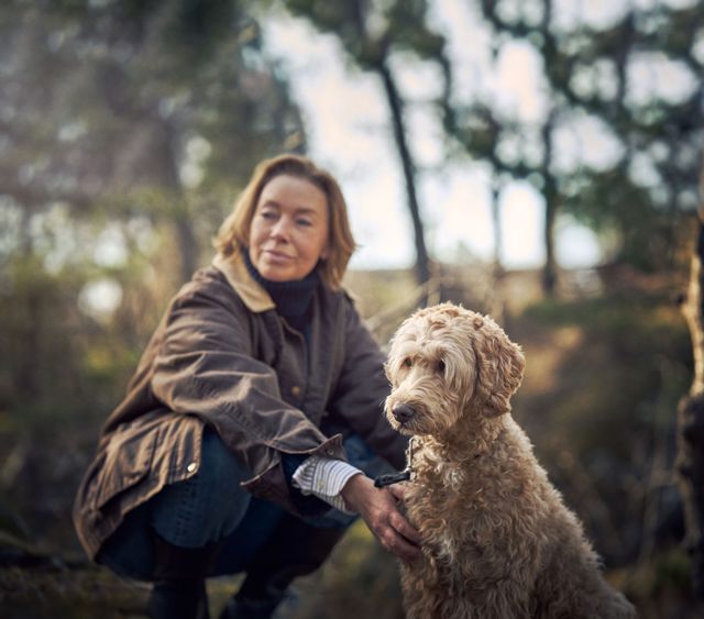 Une femme et son chien dans la fôret