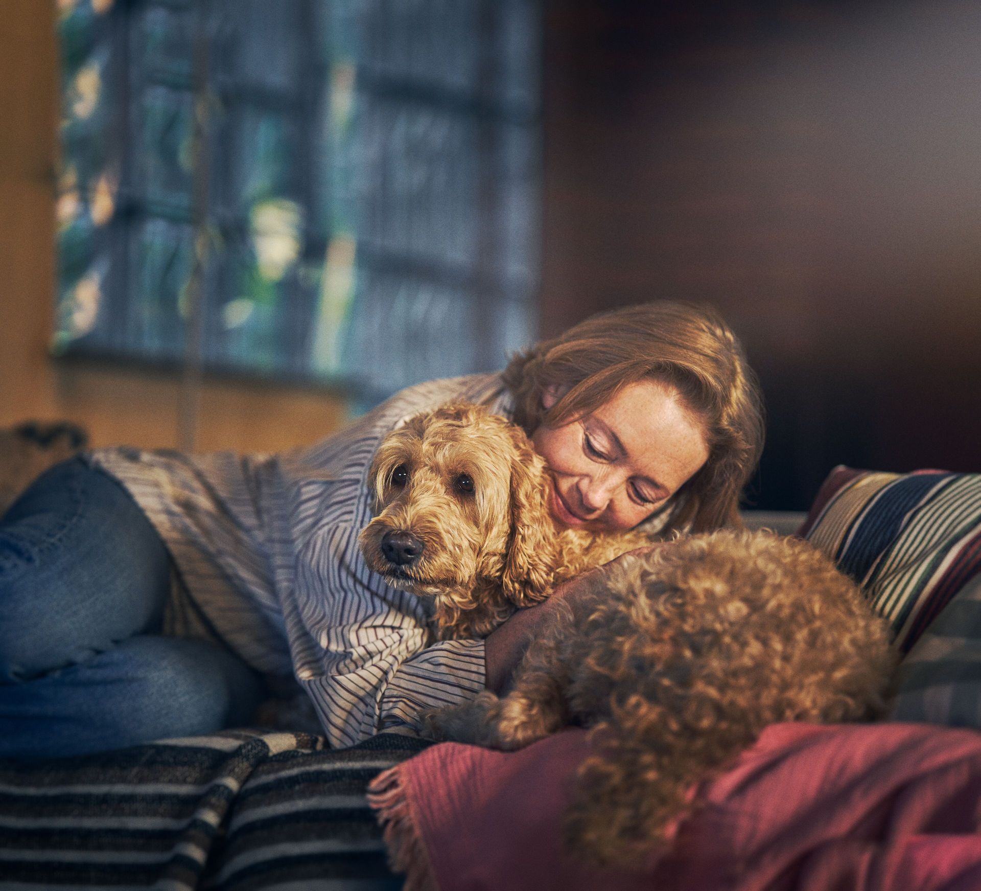 femme qui fait un câlin à son chien