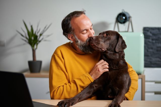Une personne est assise à côté du chien
