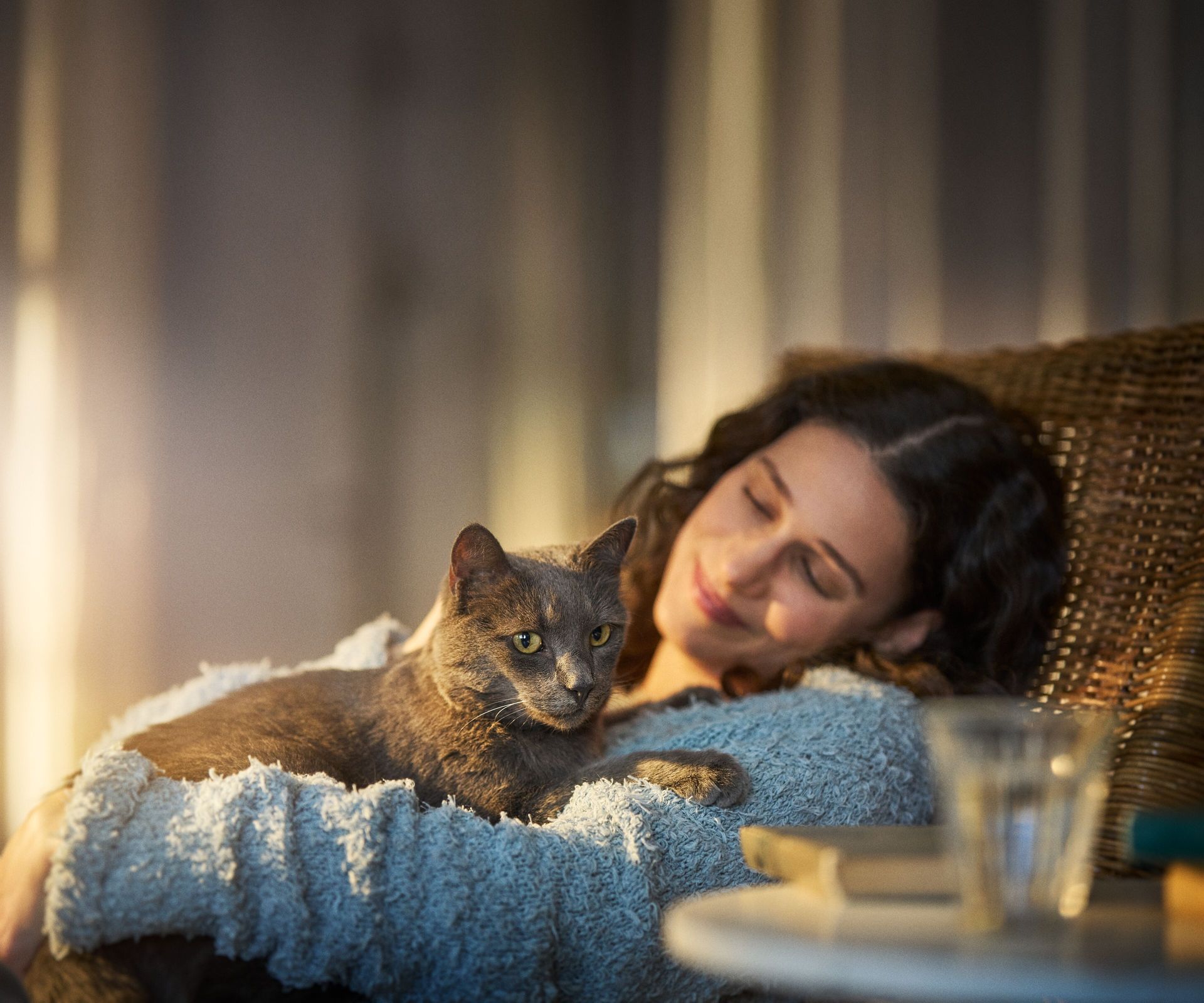femme qui caresse son chat sur elle