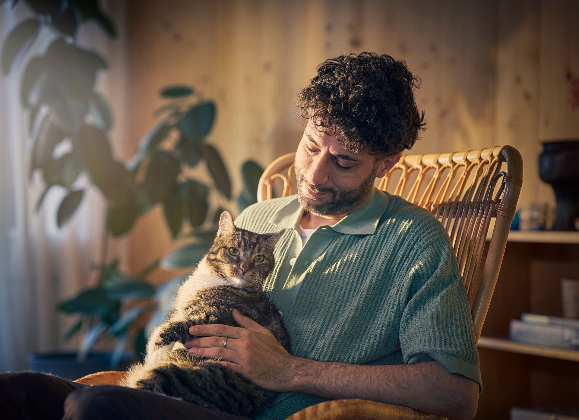 Homme avec un chat dans les bras