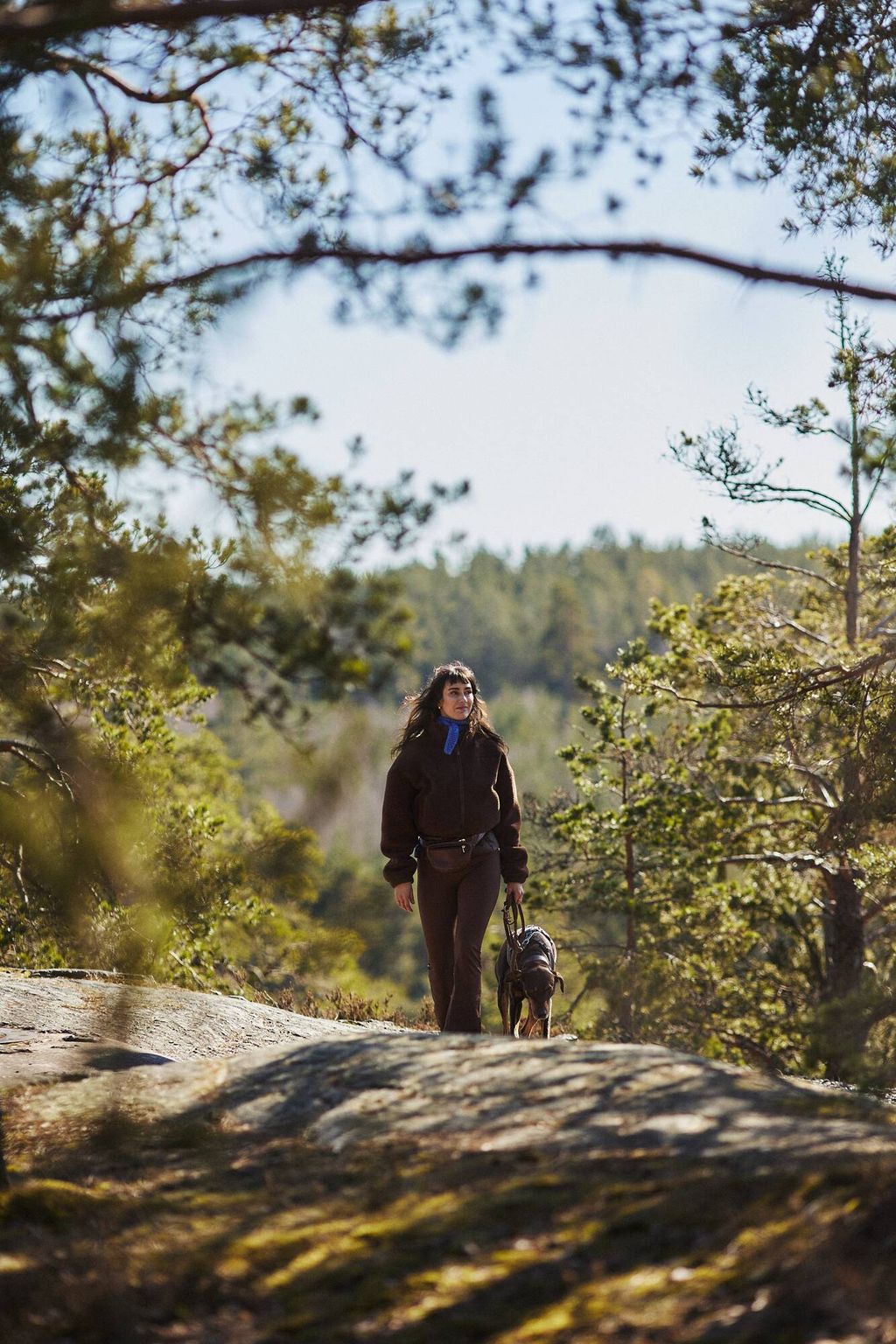 chiene t sa maîtresse qui se promènent pour la dog walk