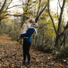 Forêt d'automne chien dans les bras de sa maîtresse