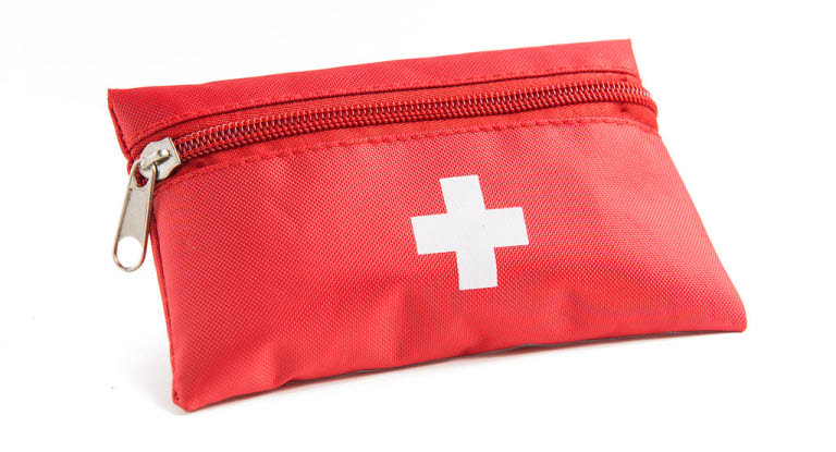 Trousse rouge avec une croix blanche