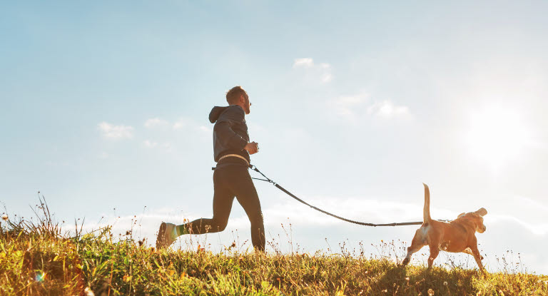 homme qui coure avec son chien