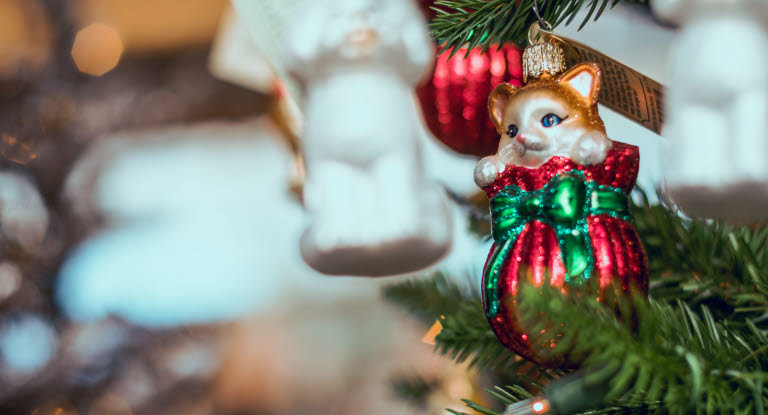 Boule de Noël en forme de chat dans un sapin