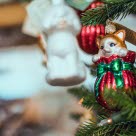 Boule de Noël en forme de chat dans un sapin