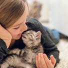 Petite fille avec un chaton