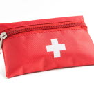 Trousse rouge avec une croix blanche